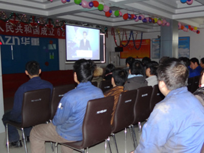 新入職員工認真聽取報告